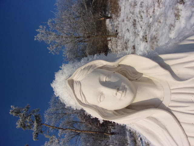Jinovatka v adventu ozdobila sochu Panny Marie