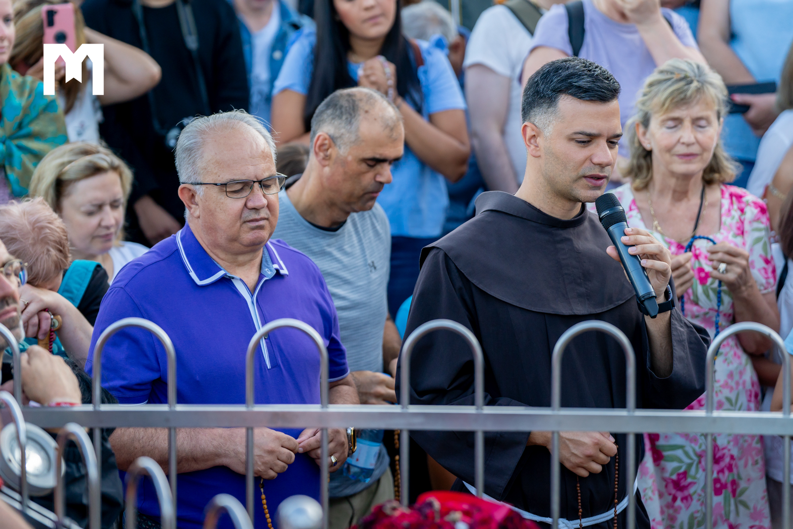 vizionář Ivan (ve fialovém tričku) se na Podbrdu modlil s účastníky festivalu růženec