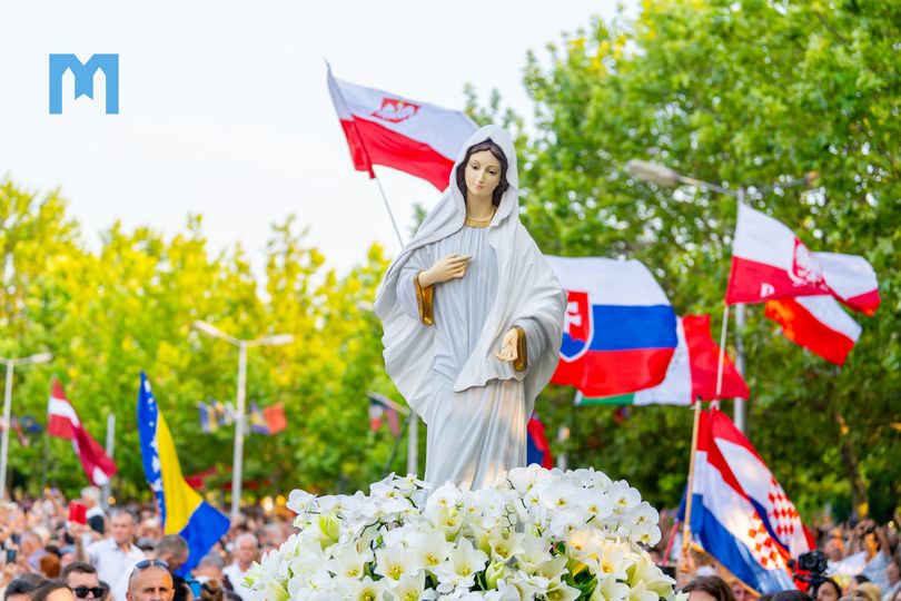 procesí se sochou Panny Marie