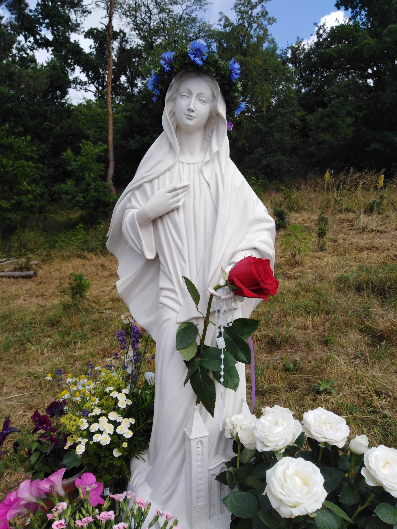 Socha Panny Marie u Modrého kříže na Svatém Poli ve  dnech 42. výročí zjevení.