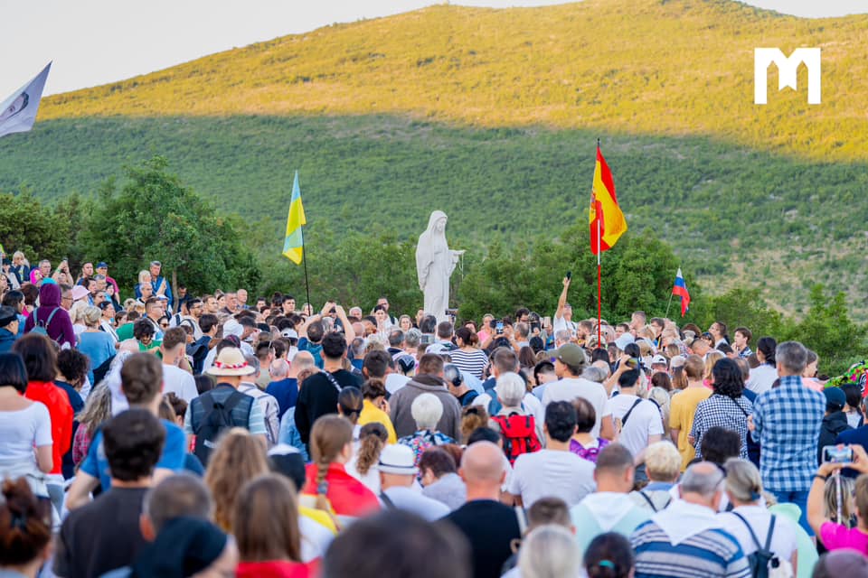 festival začal modlitbou růžence na Podbrdu