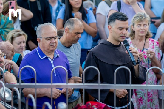 vizionar-ivan--ve-fialovem-tricku--se-na-podbrdu-modlil-s-ucastniky-festivalu-ruzenec.jpg